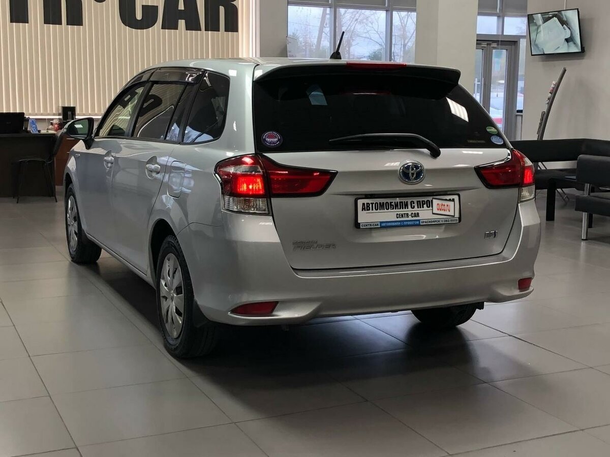 Toyota Corolla Fielder, 2015