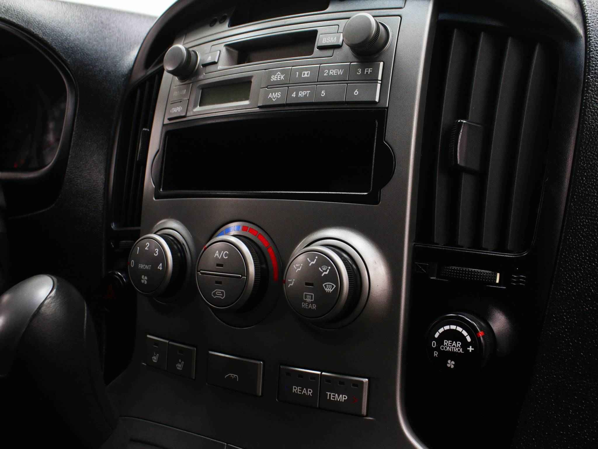 Hyundai Grand Starex, I