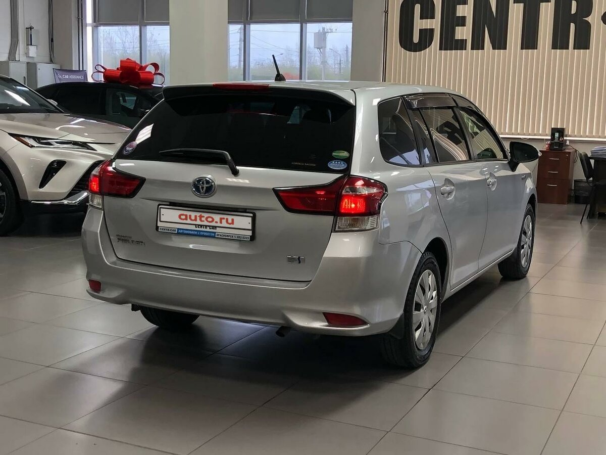 Toyota Corolla Fielder, 2015