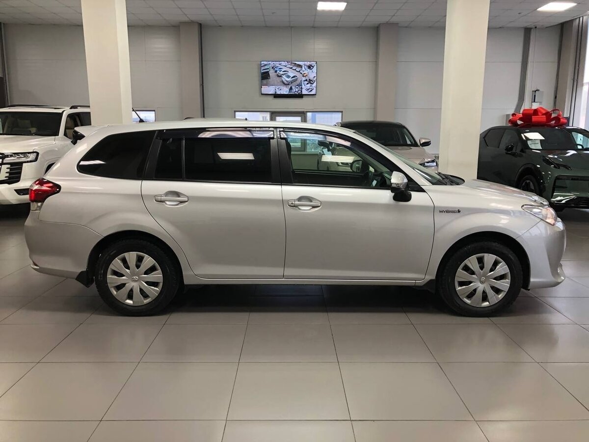 Toyota Corolla Fielder, 2015