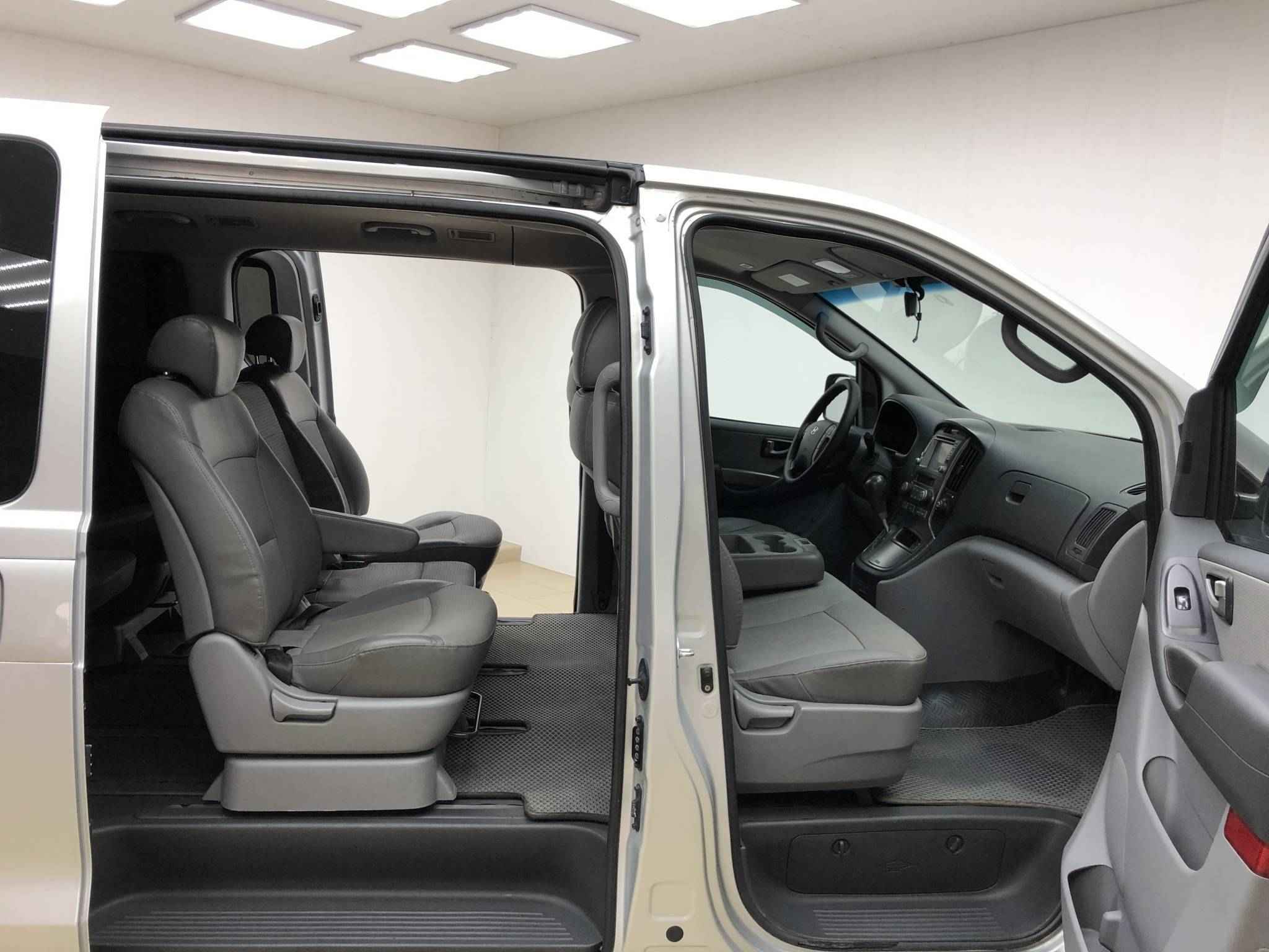 Hyundai Grand Starex, I